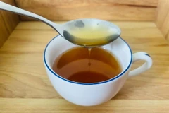 Bôi mật ong sẽ giúp vết loét miệng nhanh lành. (Nguồn: Vietnam+) 