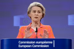 Chủ tịch Ủy ban châu Âu Ursula von der Leyen phát biểu tại cuộc họp báo ở Brussels, Bỉ. (Ảnh: AFP/TTXVN)