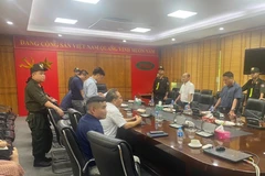 Thực hiện Lệnh bắt tạm giam Tổng Giám đốc Tổng công ty máy động lực và máy nông nghiệp Việt Nam. (Ảnh TTXVN phát)