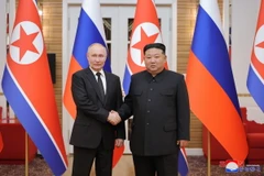 Ngày 19/6/2024, Tổng thống Nga Vladimir Putin (trái) và nhà lãnh đạo Triều Tiên Kim Jong Un ký hiệp ước về quan hệ đối tác chiến lược toàn diện giữa hai nước. (Ảnh: Yonhap/TTXVN)