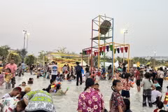 Người dân Thái Lan tại “Đại lễ hội nước thế giới Songkran 2024”. (Ảnh: Đỗ Sinh/TTXVN)
