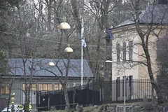 Bên ngoài Đại sứ quán Israel tại Stockholm, Thụy Điển. (Nguồn: AP)