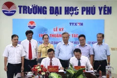 Lãnh đạo Cơ quan Thông tấn xã Việt Nam khu vực Miền Trung-Tây Nguyên và Trường Đại học Phú Yên ký kết hợp tác truyền thông. (Ảnh: Tường Quân)