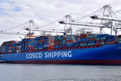 Tàu container của Trung Quốc tại cảng Long Beach, Los Angeles (Mỹ). (Ảnh: AFP/TTXVN)