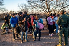 Lực lượng tuần tra biên giới kiểm tra giấy tờ của người di cư tại Eagle Pass, Texas, Mỹ, ngày 4/2/2024. (Ảnh: AFP/TTXVN)