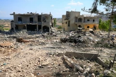 Ngôi nhà và phương tiện bị phá hủy trong vụ không kích của Israel xuống Chamaa, Liban ngày 2/8/2024. (Ảnh: THX/TTXVN)