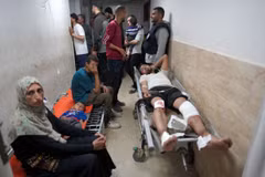 Nạn nhân bị thương sau vụ oanh tạc của Israel ở Deir al-Balah, Dải Gaza. (Ảnh: AFP/TTXVN)