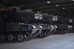 Xe tăng Leopard 2 chờ chuyển giao cho Ukraine tại thao trường ở Augustdorf, Đức. (Ảnh: AFP/TTXVN)