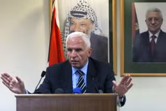 Ông Azzam al-Ahmed, chỉ huy cấp cao của Phong trào Fatah, trong cuộc họp báo tại Ramallah, Bờ Tây. (Ảnh: AFP/TTXVN)