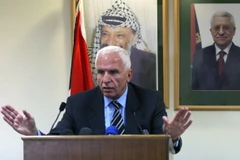 Ông Azzam al-Ahmed, chỉ huy cấp cao của Phong trào Fatah, trong cuộc họp báo tại Ramallah, Bờ Tây. (Ảnh: AFP/TTXVN)