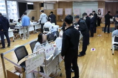Cử tri bỏ phiếu sớm bầu Quốc hội khóa 22 của Hàn Quốc tại Seoul, ngày 5/4/2024. (Ảnh: Yonhap/TTXVN)
