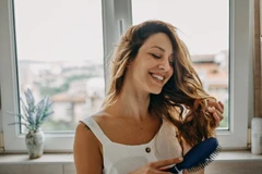 Tẩy da chết da đầu là một bước quan trọng trong việc chăm sóc da đầu. (Nguồn: Getty images)