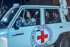 Xe của Ủy ban Chữ thập đỏ quốc tế (ICRC) tiếp nhận các con tin được Phong trào Hồi giáo Hamas trả tự do sau thỏa thuận ngừng bắn tại Gaza, ngày 24/11/2023. (Ảnh: AFP/TTXVN)\
