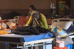 Bệnh nhân COVID-19 được điều trị tại bệnh viện ở New Delhi, Ấn Độ. (Ảnh: AFP/TTXVN)