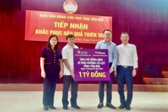 Đại diện TPBank cùng đại diện Công ty cổ phần Tập đoàn Vàng bạc đá quý DOJI trao ủng hộ 1 tỷ đồng tới bà Vũ Thị Hiền Hạnh - Phó Chủ tịch Ủy ban Nhân dân tỉnh Yên Bái và ông Giàng A Tông - Chủ tịch Ủy ban Mặt trận Tổ quốc Việt Nam tỉnh Yên Bái. (Ảnh: TPBank)