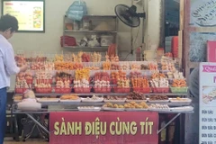 Hàng quán bán các loại xiên nướng xung quanh khu vực Đại học Bách Khoa. (Ảnh: Phương Anh/TTXVN)