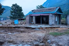 Một căn nhà bị hư hỏng do mưa lũ ở bản Cuông 2 (xã Xuân Hòa, huyện Bảo Yên). (Ảnh: Hoàng Hiếu/TTXVN)