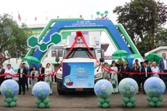 Các đại biểu tham gia Lễ xuất khẩu lô hàng thuốc thú y đầu tiên sang thị trường các quốc gia Hồi giáo (Halal). (Ảnh: Thanh Thương/TTXVN)