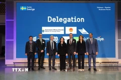 Phó Chủ tịch nước Võ Thị Ánh Xuân (giữa), Đại sứ Việt Nam tại Thuỵ Điển Trần Văn Tuấn (ngoài cùng, bên trái) chụp ảnh chung cùng Bộ trưởng cơ sở hạ tầng và nhà ở Thụy Điển Andeas Carlson và Phó Chủ tịch tập đoàn Erricson Jacob Wallenberg (thứ ba từ bên phải) tại trụ sở tập đoàn. (Ảnh: Phương Hoa/TTXVN)