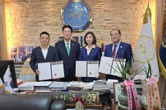 Trao đổi cam kết hỗ trợ Giải vô địch Taekwondo cảnh sát châu Á mở rộng 2024 tại Việt Nam với Đoàn công tác của Hiệp hội thể thao công an nhân dân Việt Nam. (Ảnh: Đức Thắng/TTXVN)