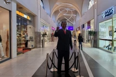 Một bức tượng cố Tổng thống Nelson Mandela tại trung tâm thương mại Sandton ở thành phố Johannesburg. (Ảnh: Hồng Minh/TTXVN)