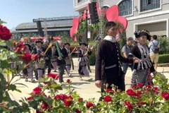 Tái hiện lễ cưới của các dân tộc ở thị xã Sa Pa. (Ảnh: Quốc Khánh/TTXVN)