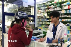 Người dân đến mua thuốc tại một cửa hàng thuộc hệ thống Pharmacity. (Ảnh: Đinh Hằng/ TTXVN)