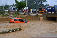 Cảnh tàn phá sau những trận mưa lớn tại Bingerville gần Abidjan, Côte d'Ivoire. (Ảnh: AFP/TTXVN)
