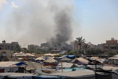 Khói bốc lên sau cuộc không kích của Israel xuống thành phố Khan Younis, Dải Gaza. (Ảnh: THX/TTXVN)