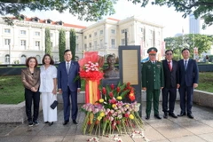 Đại sứ Mai Phước Dũng cùng Trưởng các cơ quan đại diện và Ban Liên lạc người Việt Nam tại Singapore chụp ảnh lưu niệm bên Tượng đài Bác Hồ. (Ảnh: Lê Dương/TTXVN)