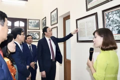 Các đại biểu thăm quan Khu lưu niệm Bác Hồ, xã Đào Xá. (Nguồn: Báo Phú Thọ)