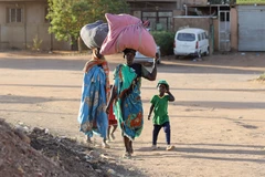 Người dân sơ tán tránh xung đột tại Khartoum, Sudan ngày 19/4/2023. (Ảnh: AFP/TTXVN)