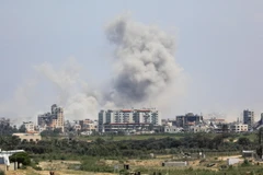 Khói bốc lên sau cuộc không kích của Israel xuống Dải Gaza. (Ảnh: THX/TTXVN)