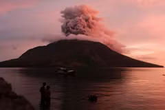 Một núi lửa ở Indonesia phun trào. (Ảnh: AFP/TTXVN)