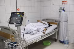 Nạn nhân đang được cấp cứu tại bệnh viện Giao thông vận tải sáng 24/5. (Ảnh: Huy Hùng/TTXVN)