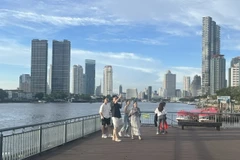 Khách du lịch chụp hình bên bờ sông Chao Phraya. (Ảnh: Huy Tiến/TTXVN)