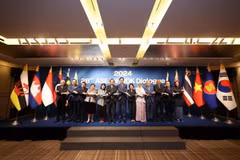 Trưởng SOM, Trưởng đoàn các nước ASEAN và Phó Tổng Thư ký ASEAN chụp ảnh chung. (Ảnh: TTXVN phát)