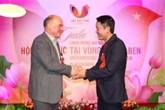 Ông Lê Quang Tuyến (bên phải) - Lãnh sự, đại diện Tổng lãnh sự quán Việt Nam tại Frankfurt am Main và Ông Gregor Lang - thành viên Hội đồng thành phố Augsburg vui mừng khi tới tham dự chương trình. (Ảnh: Phương Hoa/TTXVN)