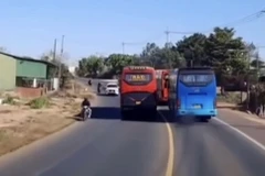 Hình ảnh xe khách vượt tại nơi cấm vượt, gây nguy hiểm cho người tham gia giao thông. (Ảnh: TTXVN phát)