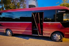 Chiếc xe ôtô chở cháu bé bị bỏ quên. (Ảnh: TTXVN phát)