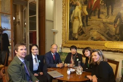 Bà Nguyễn Thúy Anh trao đổi với bà Laurence Muller-Bronn, Phó Chủ tịch Nhóm hữu nghị Pháp-Việt Nam tại Thượng viện và các thành viên của nhóm. (Ảnh: TTXVN phát)