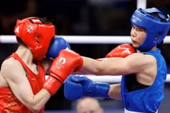 Võ sỹ boxing Hà Thị Linh (áo xanh). (Ảnh: Hoàng Linh/TTXVN)