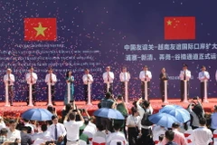 Các đại biểu thực hiện nghi thức khai thông. (Ảnh: Quang Duy/TTXVN)