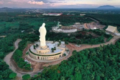 Tượng Đức mẹ Maria được đặt trên đỉnh Núi Cúi, sau lưng là lòng hồ Trị An, mặt hướng về giáo phận Xuân Lộc (Ảnh: Thanh tra Việt Nam)
