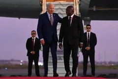 Chuyên cơ chở Tổng thống Mỹ Joe Biden hạ cánh xuống Angola. (Ảnh: scmp)