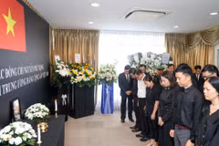 Ban Liên lạc Cộng đồng người Việt Nam tại Singapore thành kính dâng hương kính viếng Tổng Bí thư Nguyễn Phú Trọng. (Ảnh: Lê Dương/TTXVN)