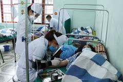 Thời điểm giao mùa tần suất bệnh nhân mắc các bệnh về phổi vào viện điều trị tăng 2-3 lần so với lúc bình thường. (Ảnh: Đinh Thùy/TTXVN)