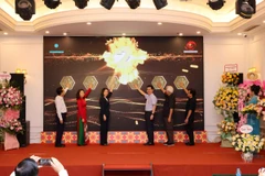 Đại biểu thực hiện nghi thức khai mạc triển lãm. (Ảnh: Thanh Tùng/TTXVN)