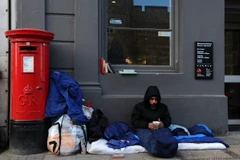Người vô gia cư trên đường phố ở Windsor, phía tây thủ đô London, Anh. (Ảnh: AFP/ TTXVN)