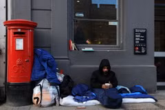 Người vô gia cư trên đường phố ở Windsor, phía tây thủ đô London, Anh. (Ảnh: AFP/ TTXVN)